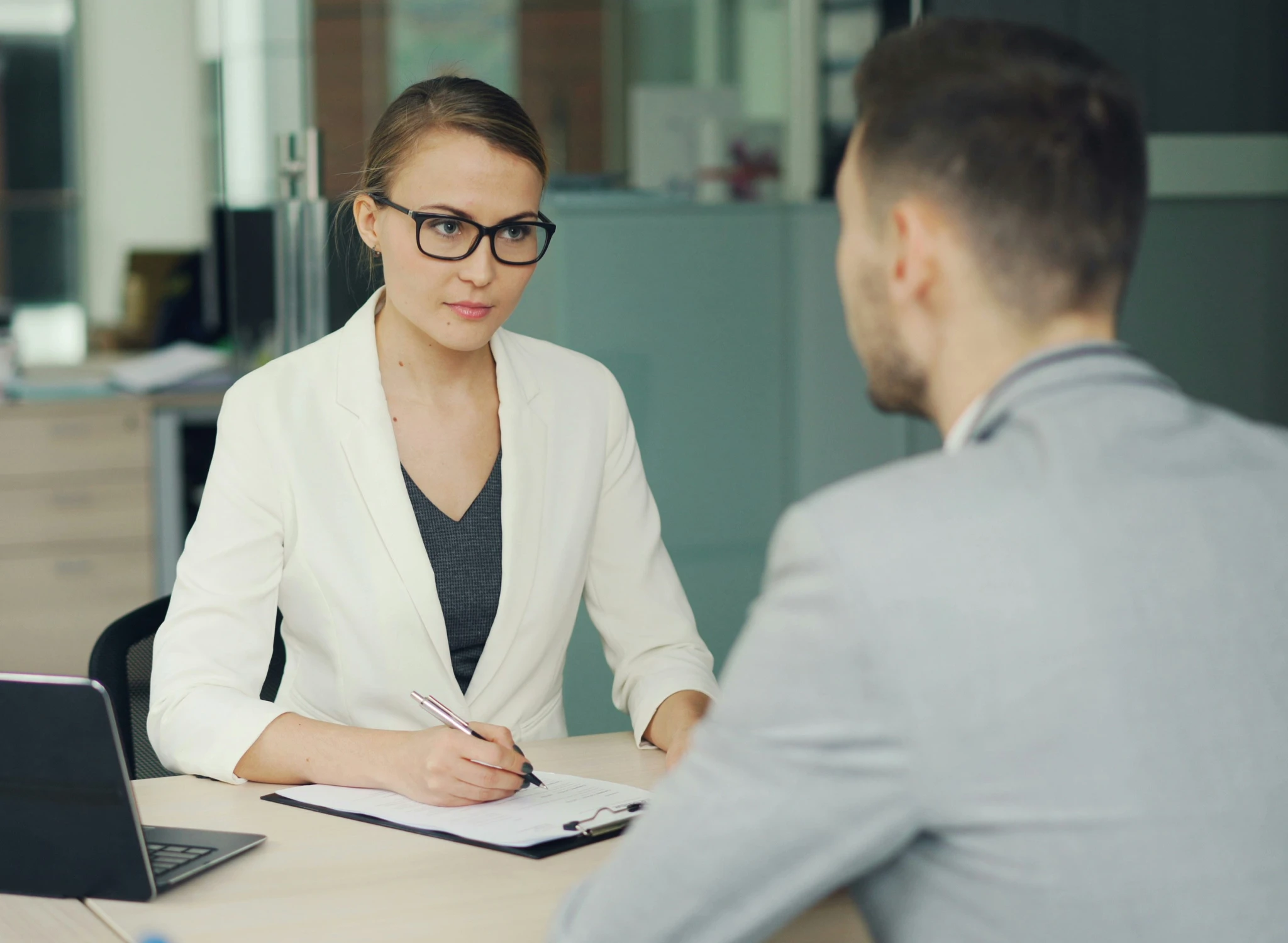 Zeitarbeit und Arbeitnehmerüberlassung – wen brauchen Sie? Zeitarbeit und Arbeitnehmerüberlassung – wen brauchen Sie?